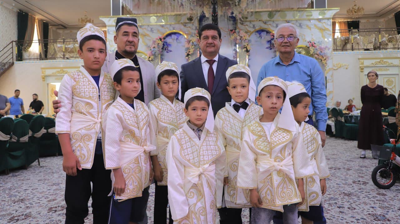 Qorakoʻl: “Merganteks” homiyligida 8 nafar bolaning sunnat toʻyi nishonlandi
