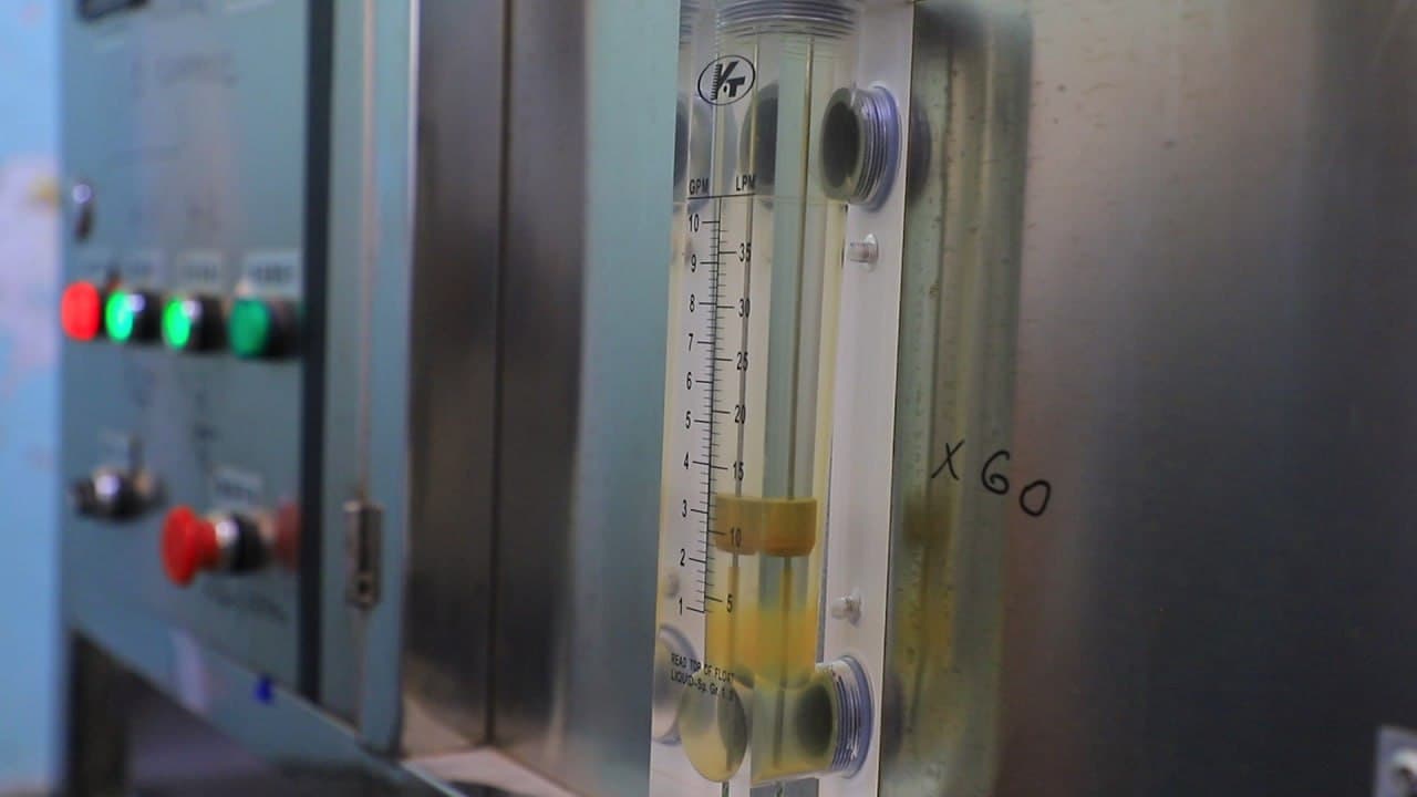 Қоракўл: Пойкентда Бахтиёр Ҳайдаров ичимлик сувини фильтрлаб, қадоқлаш цехини очди