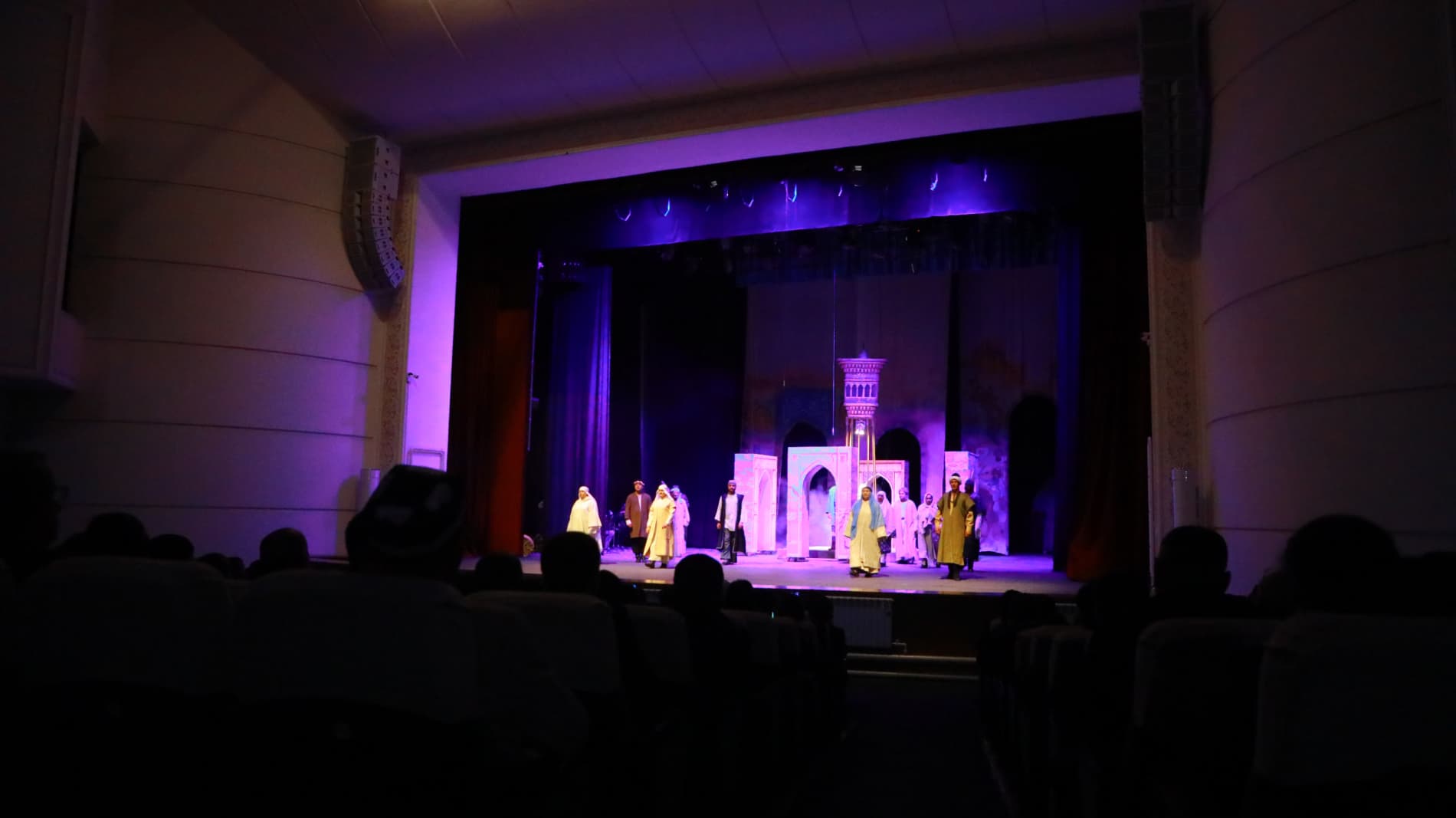 Вилоят ҳокими, маҳаллани қўллаб-қувватлаш вилоят кенгаши раиси Ботир Зарипов вилоятдаги барча маҳалла фуқаролар йиғинлари раислари билан учрашди. Самимий мулоқот “Маҳмуд Торобий” спектакли томошасига уланди