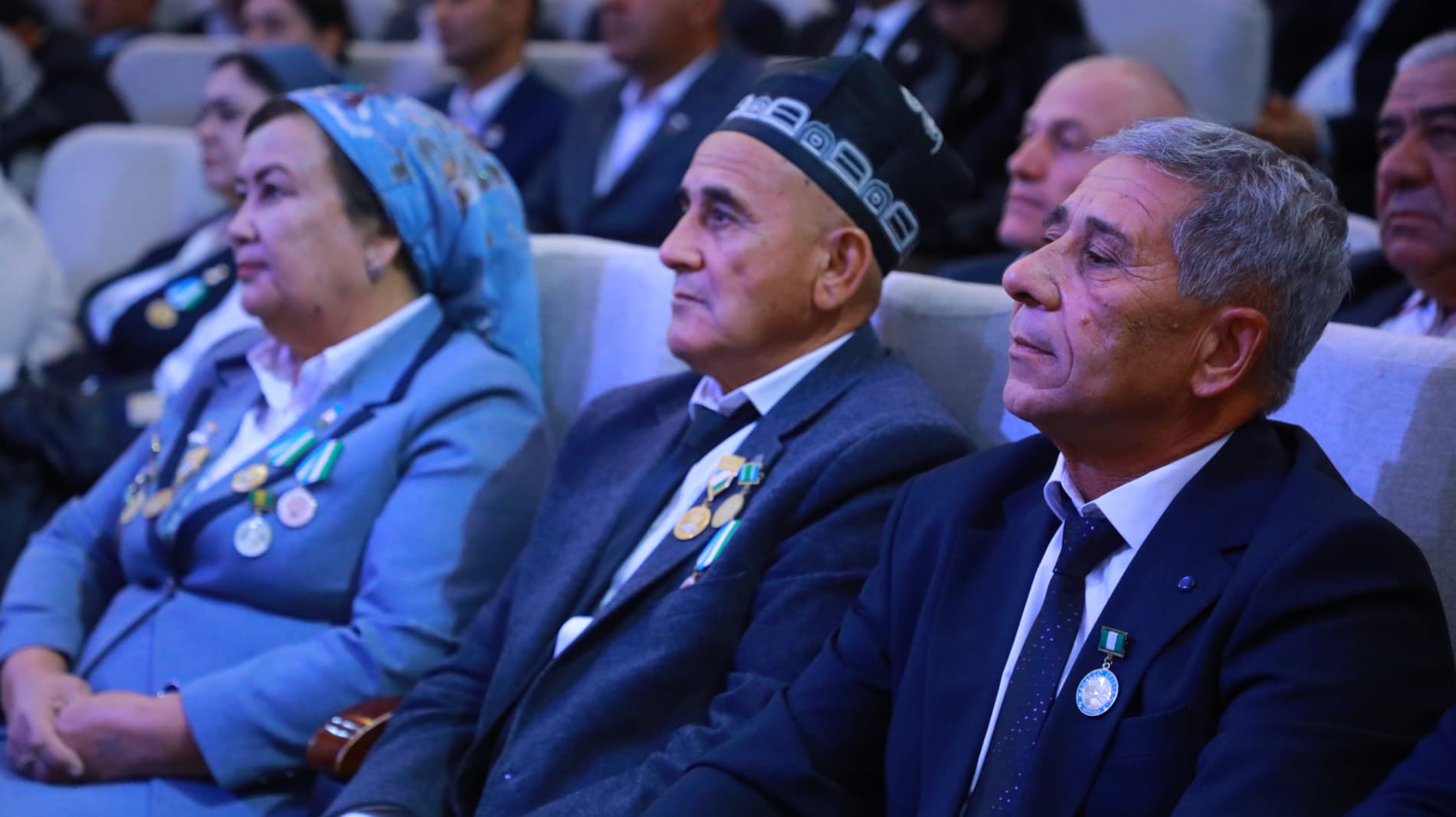 Вилоят ҳокими, маҳаллани қўллаб-қувватлаш вилоят кенгаши раиси Ботир Зарипов вилоятдаги барча маҳалла фуқаролар йиғинлари раислари билан учрашди. Самимий мулоқот “Маҳмуд Торобий” спектакли томошасига уланди