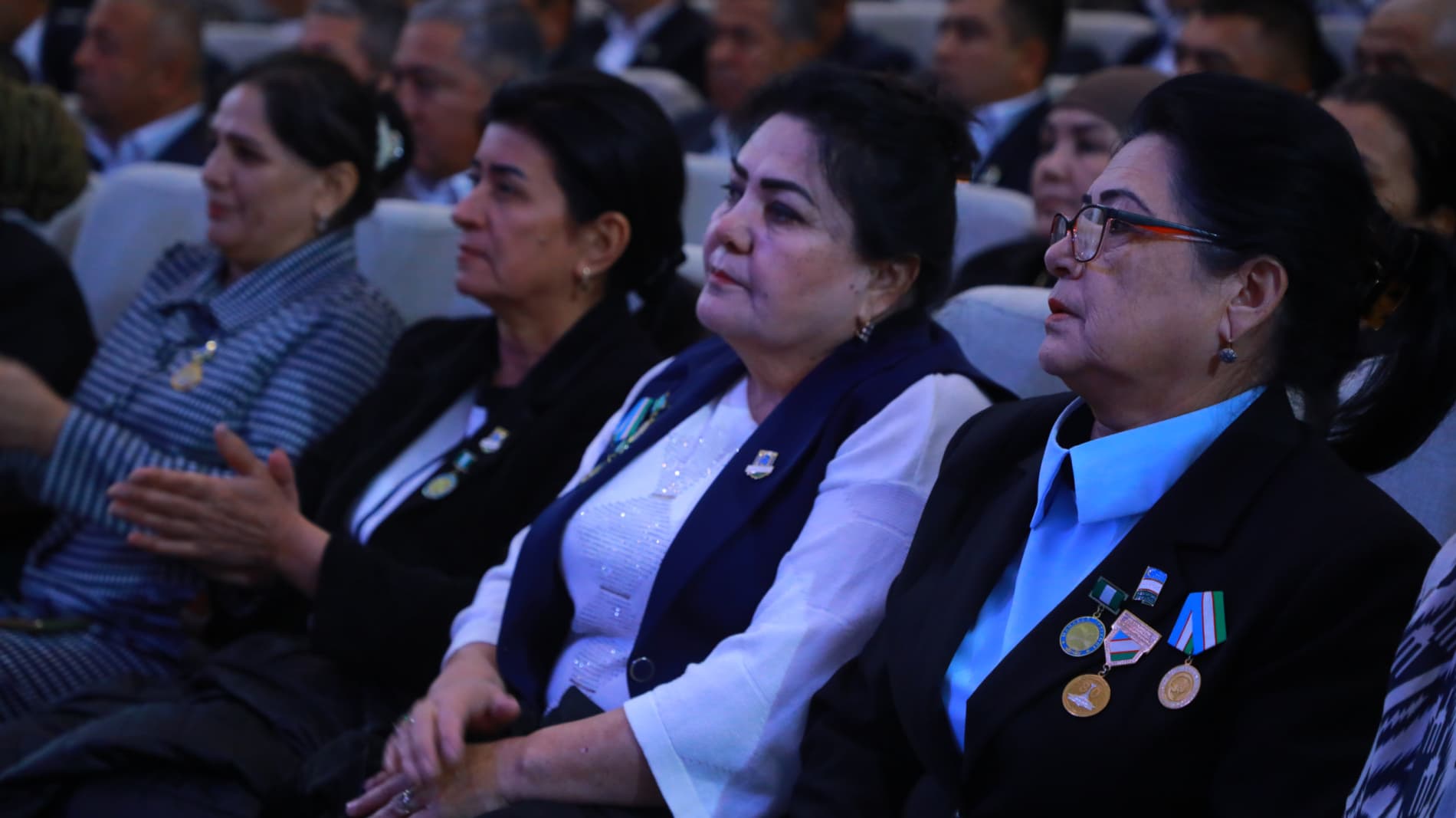 Вилоят ҳокими, маҳаллани қўллаб-қувватлаш вилоят кенгаши раиси Ботир Зарипов вилоятдаги барча маҳалла фуқаролар йиғинлари раислари билан учрашди. Самимий мулоқот “Маҳмуд Торобий” спектакли томошасига уланди