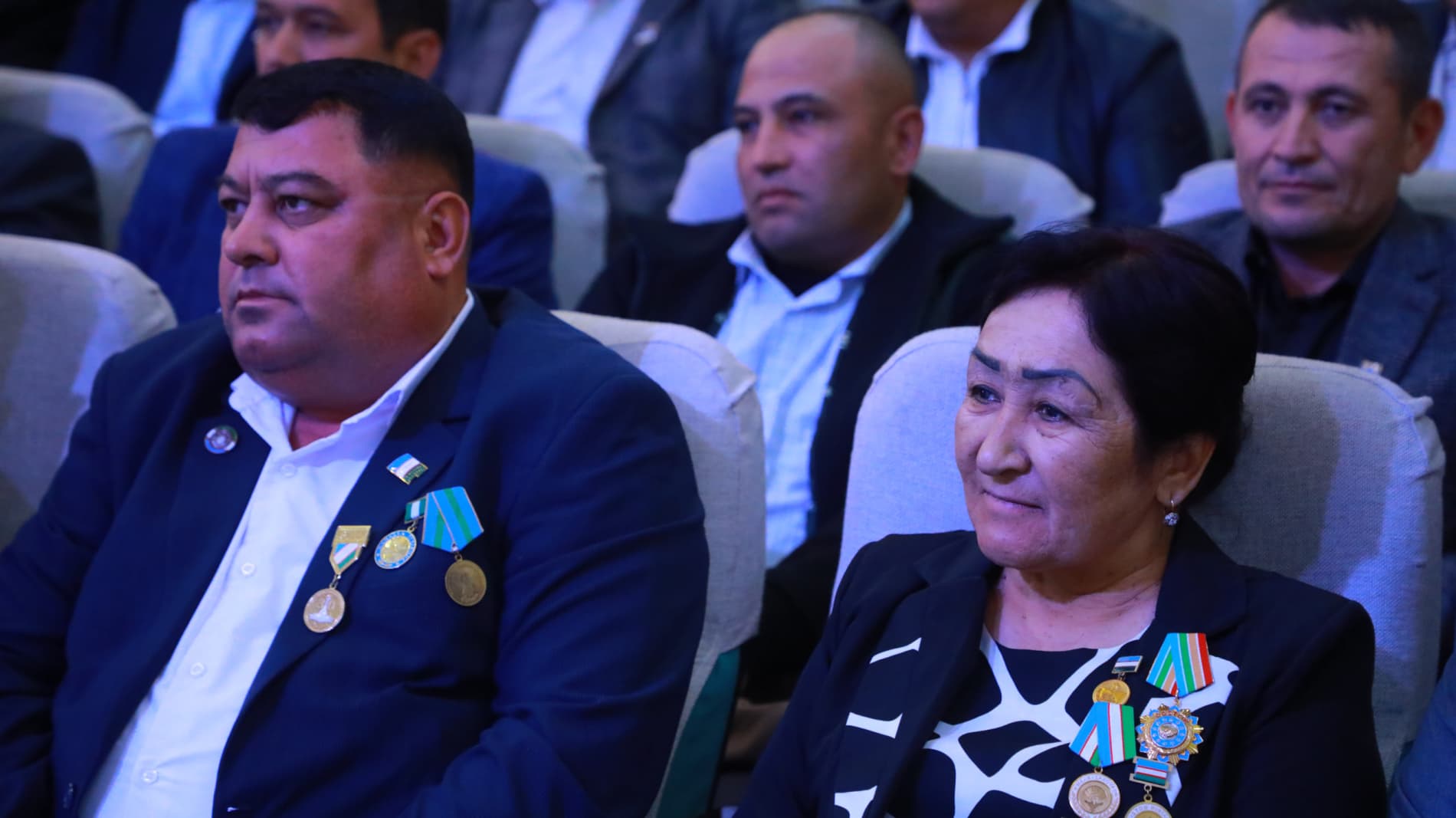 Вилоят ҳокими, маҳаллани қўллаб-қувватлаш вилоят кенгаши раиси Ботир Зарипов вилоятдаги барча маҳалла фуқаролар йиғинлари раислари билан учрашди. Самимий мулоқот “Маҳмуд Торобий” спектакли томошасига уланди