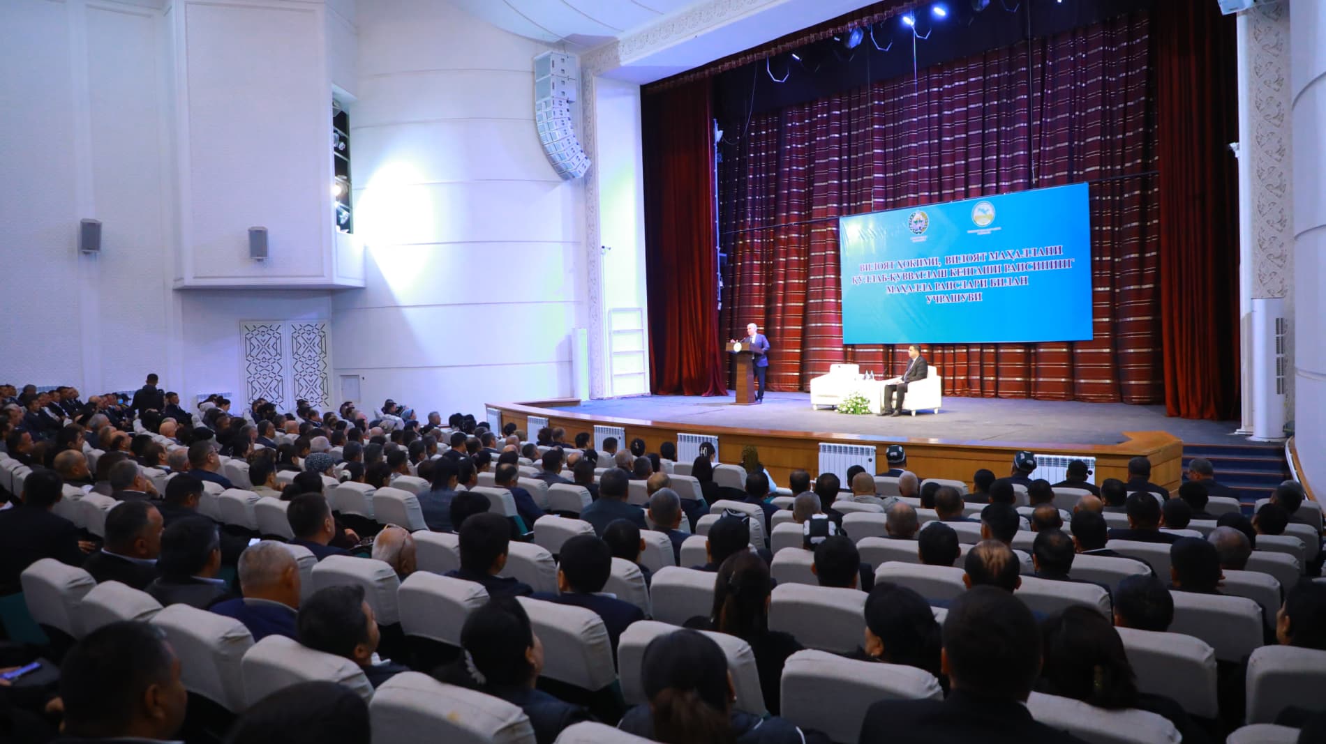 Вилоят ҳокими, маҳаллани қўллаб-қувватлаш вилоят кенгаши раиси Ботир Зарипов вилоятдаги барча маҳалла фуқаролар йиғинлари раислари билан учрашди. Самимий мулоқот “Маҳмуд Торобий” спектакли томошасига уланди