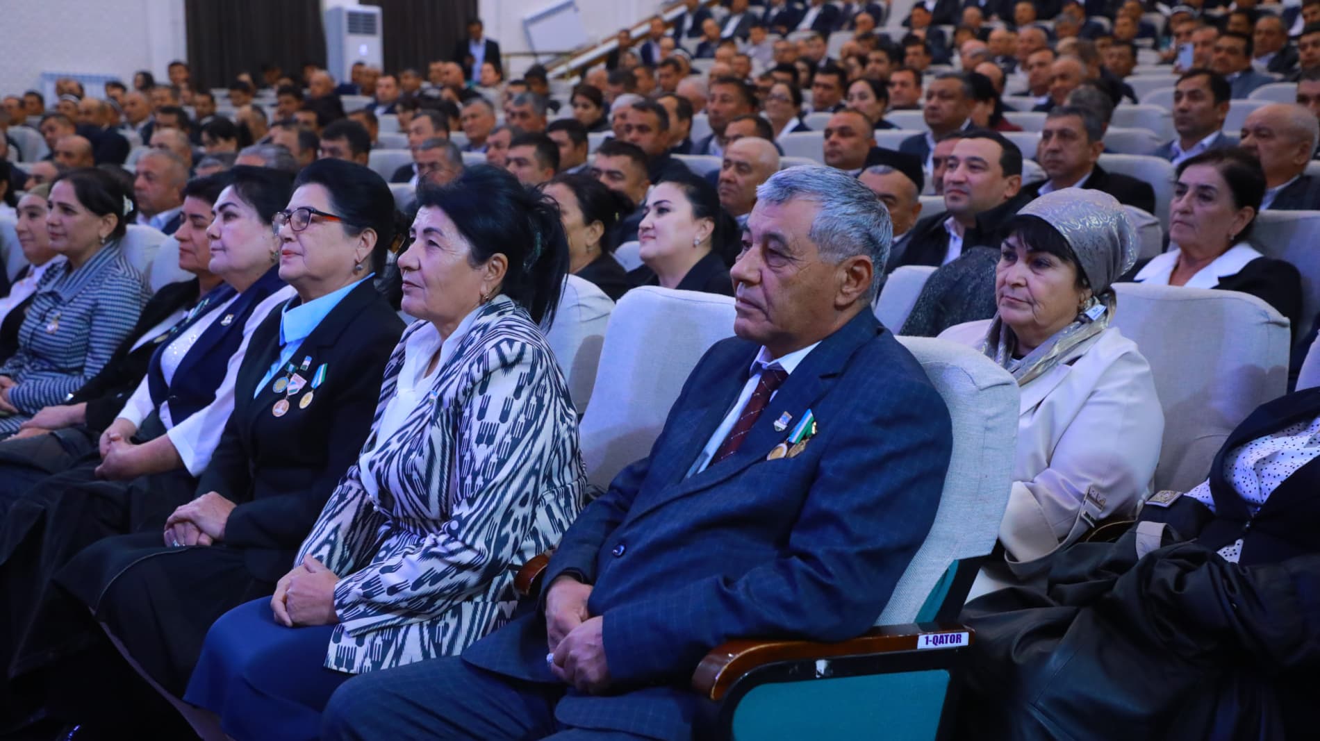 Вилоят ҳокими, маҳаллани қўллаб-қувватлаш вилоят кенгаши раиси Ботир Зарипов вилоятдаги барча маҳалла фуқаролар йиғинлари раислари билан учрашди. Самимий мулоқот “Маҳмуд Торобий” спектакли томошасига уланди