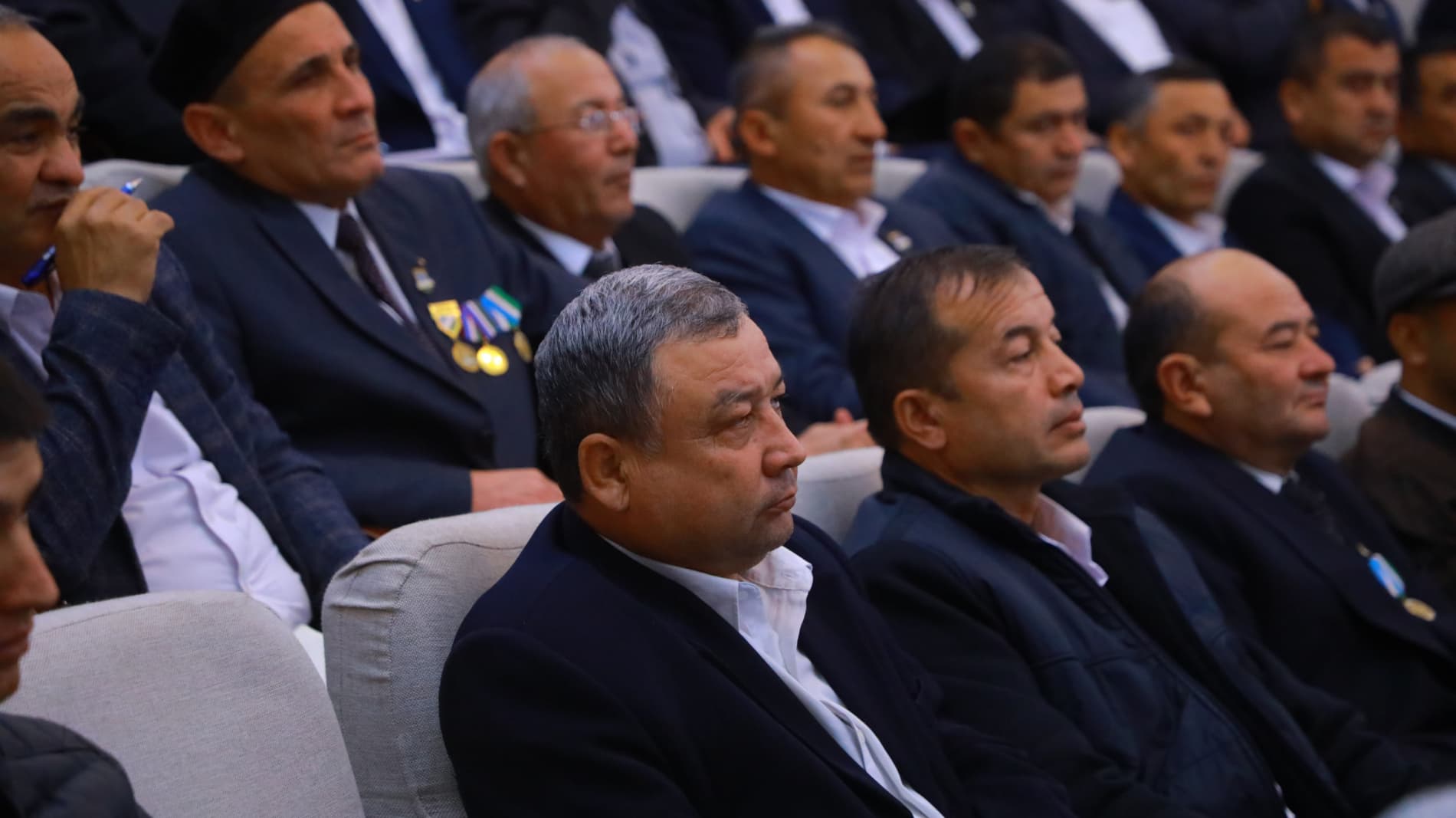 Вилоят ҳокими, маҳаллани қўллаб-қувватлаш вилоят кенгаши раиси Ботир Зарипов вилоятдаги барча маҳалла фуқаролар йиғинлари раислари билан учрашди. Самимий мулоқот “Маҳмуд Торобий” спектакли томошасига уланди