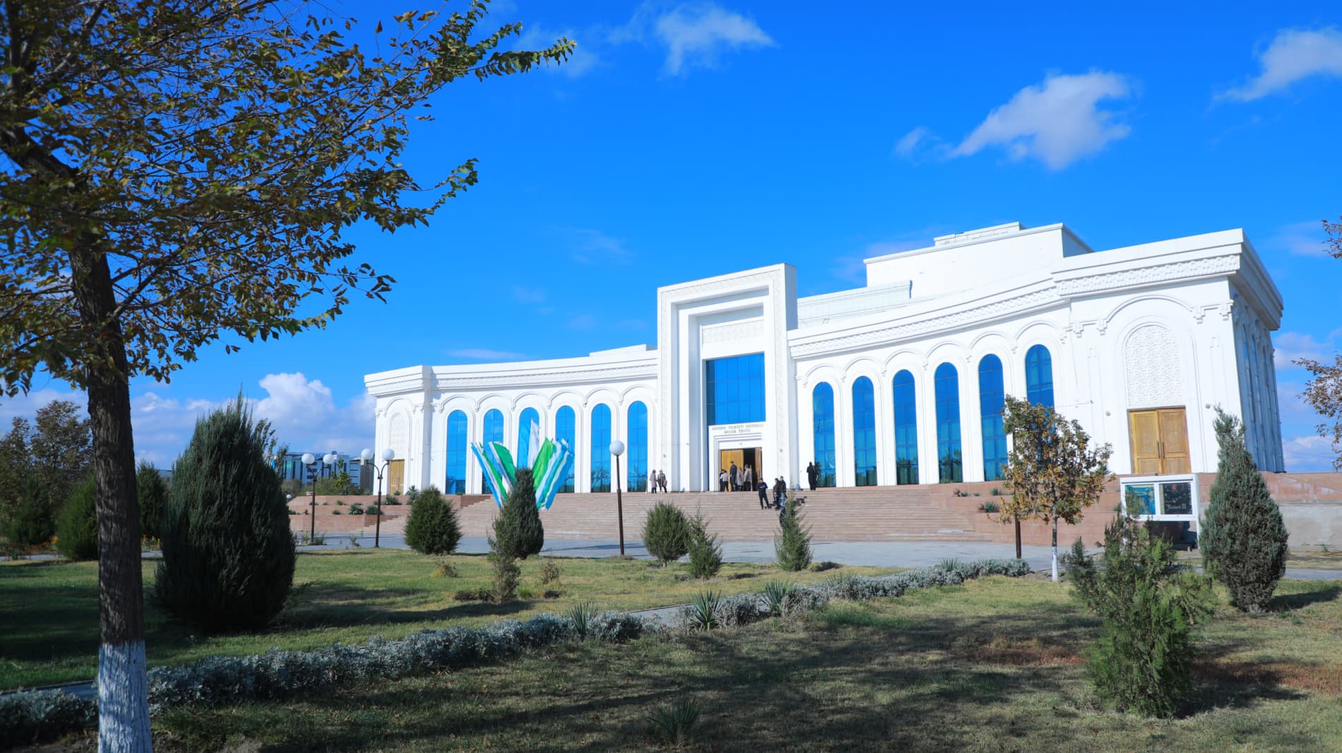 Вилоят ҳокими, маҳаллани қўллаб-қувватлаш вилоят кенгаши раиси Ботир Зарипов вилоятдаги барча маҳалла фуқаролар йиғинлари раислари билан учрашди. Самимий мулоқот “Маҳмуд Торобий” спектакли томошасига уланди