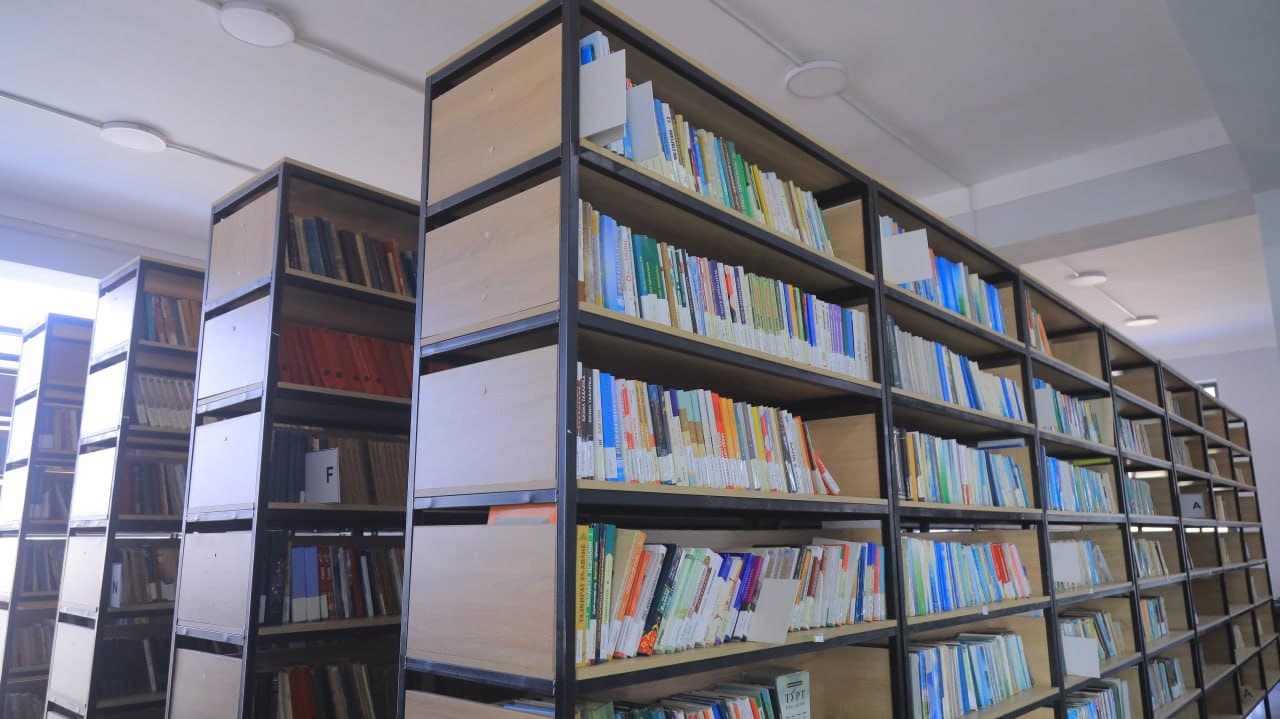 Olot: axborot texnologiyalari asrida tuman kutubxonasi ham raqamli imkoniyatlardan keng foydalanmoqda