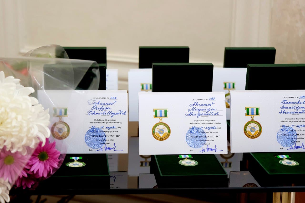 Бухороликлардан бир гуруҳи “Диний бағрикенглик” кўкрак нишони билан тақдирланди