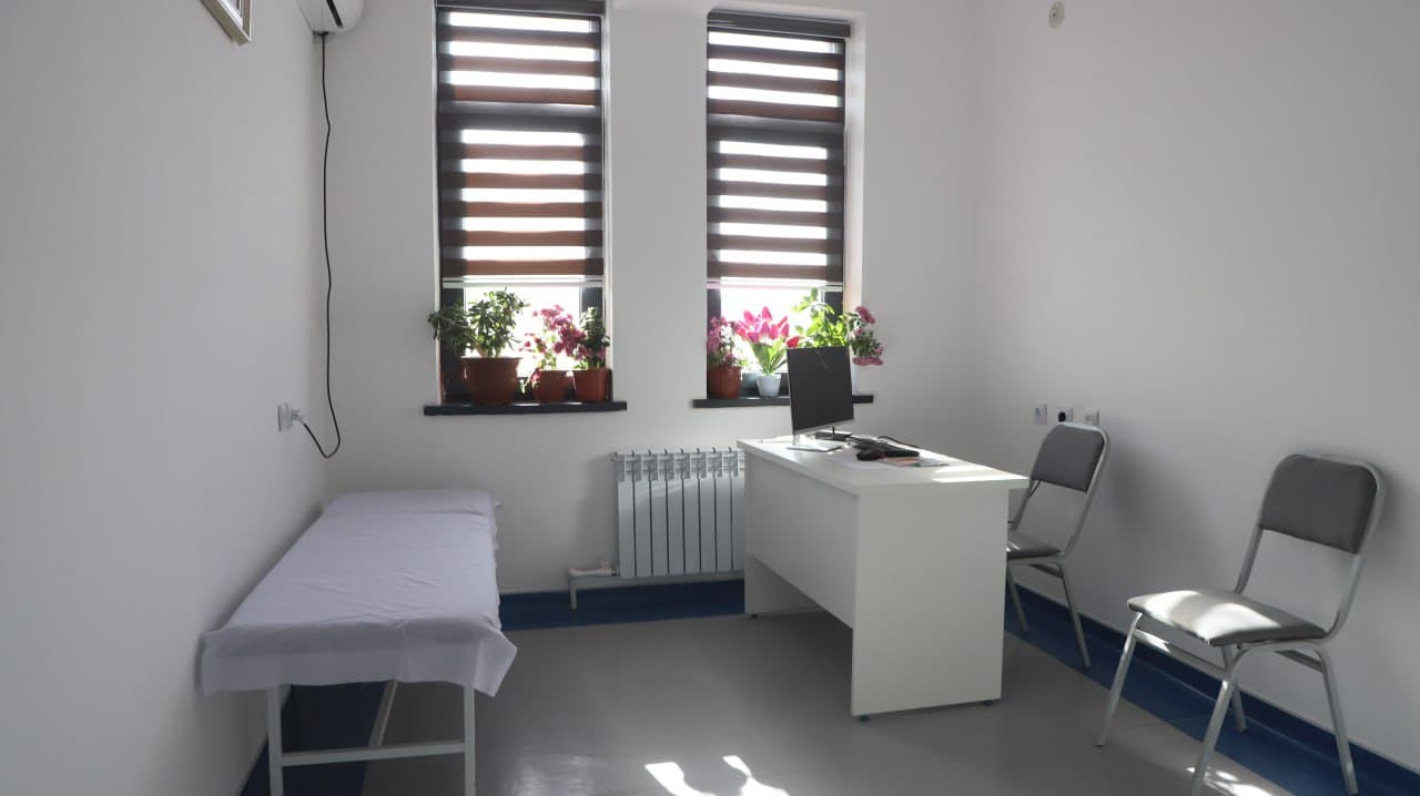 Viloyat hokimiga murojaatdan soʻng: Qorakoʻl tumanining “Chandirobod” va “Qozon” mahallalaridagi oilaviy shifokorlik punktlari ham yangi qiyofaga kirdi