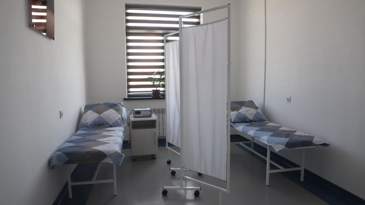 Viloyat hokimiga murojaatdan soʻng: Qorakoʻl tumanining “Chandirobod” va “Qozon” mahallalaridagi oilaviy shifokorlik punktlari ham yangi qiyofaga kirdi