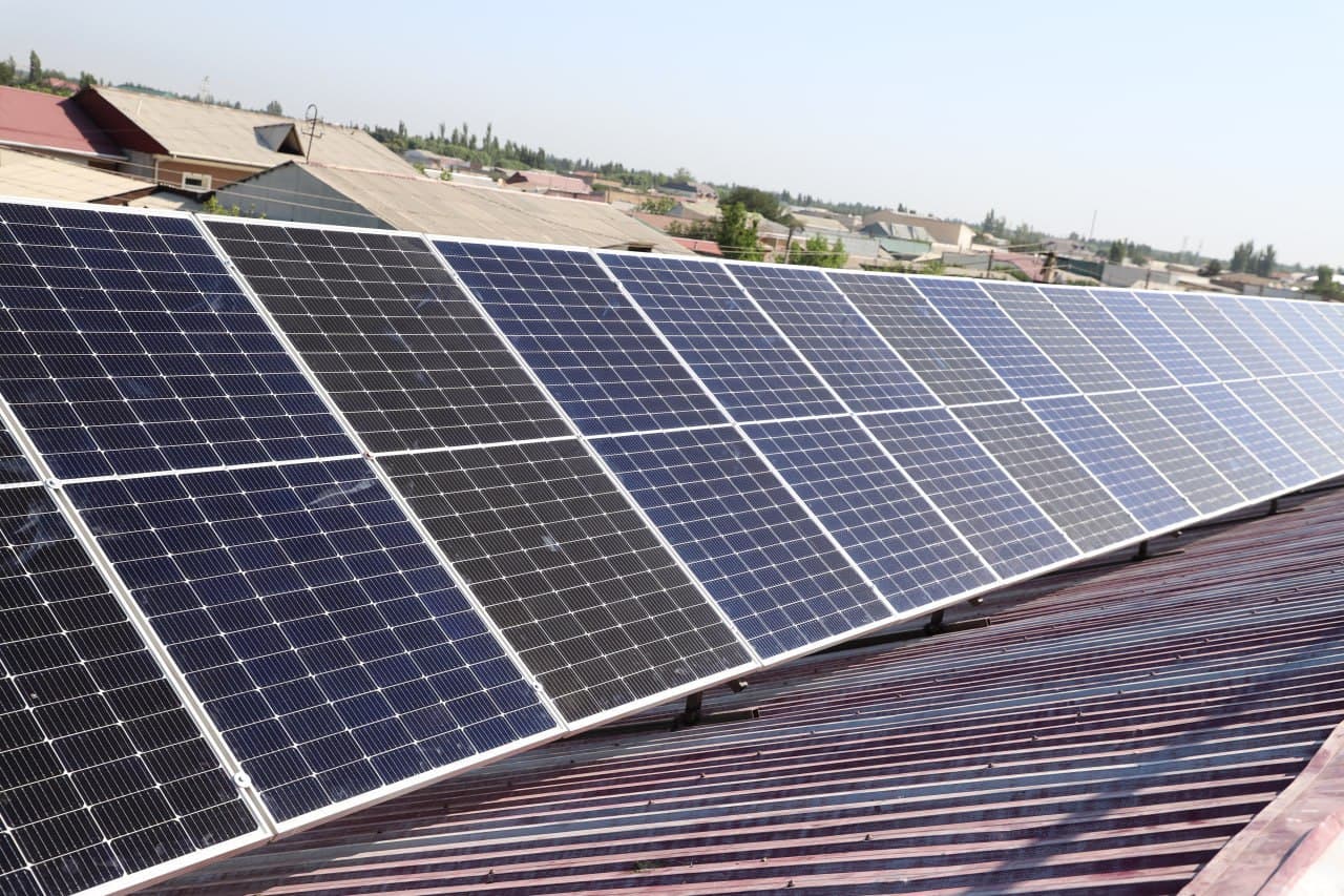 Vobkent: “Niyozxoʻja”da Alisher Roʻziyev xonadoni ham quyosh paneliga ega boʻldi