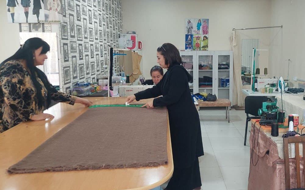 Buxoro shahri: “Toshmachit” mahallasida ham tikuvchilik sexlari kengaymoqda