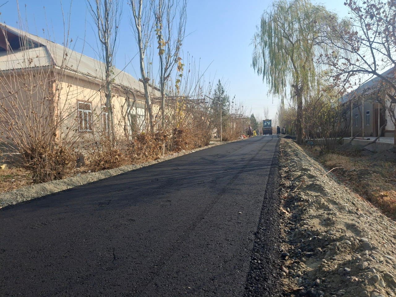 Қоракўл: “Ташаббусли бюджет” туфайли Қуйи Янгибозор маҳалласи йўли асфальтлаштирилмоқда