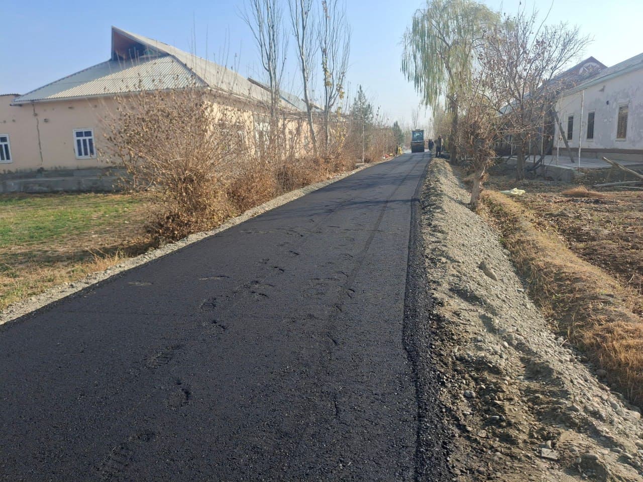 Қоракўл: “Ташаббусли бюджет” туфайли Қуйи Янгибозор маҳалласи йўли асфальтлаштирилмоқда