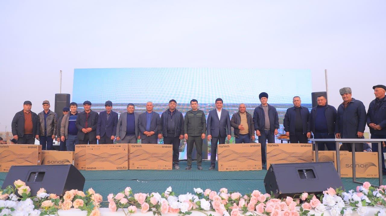 Қоракўлдаги "ҳосил байрами"да илғор теримчига "Дамас" берилди