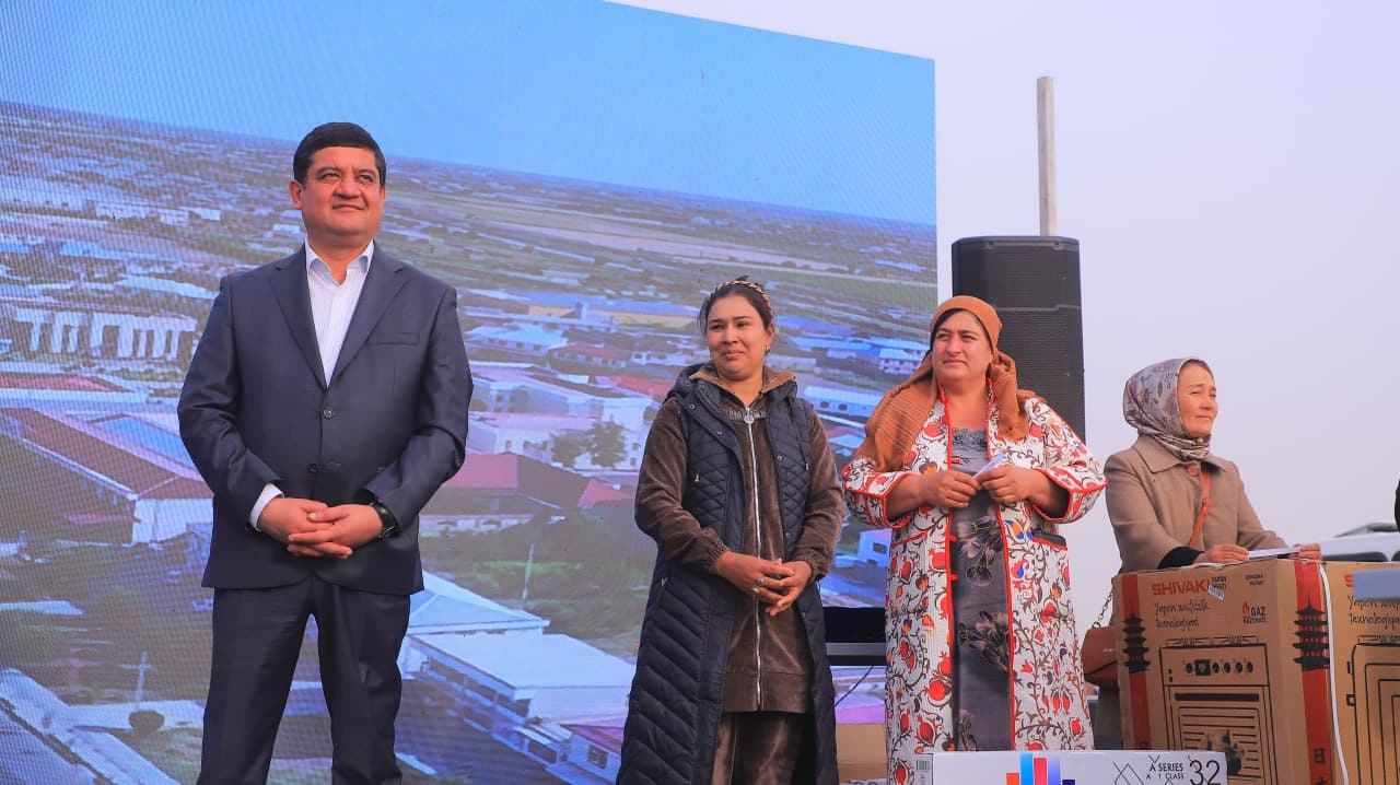 Қоракўлдаги "ҳосил байрами"да илғор теримчига "Дамас" берилди