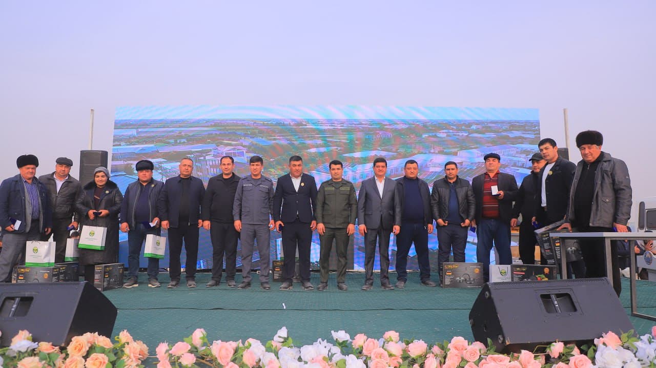 Қоракўлдаги "ҳосил байрами"да илғор теримчига "Дамас" берилди