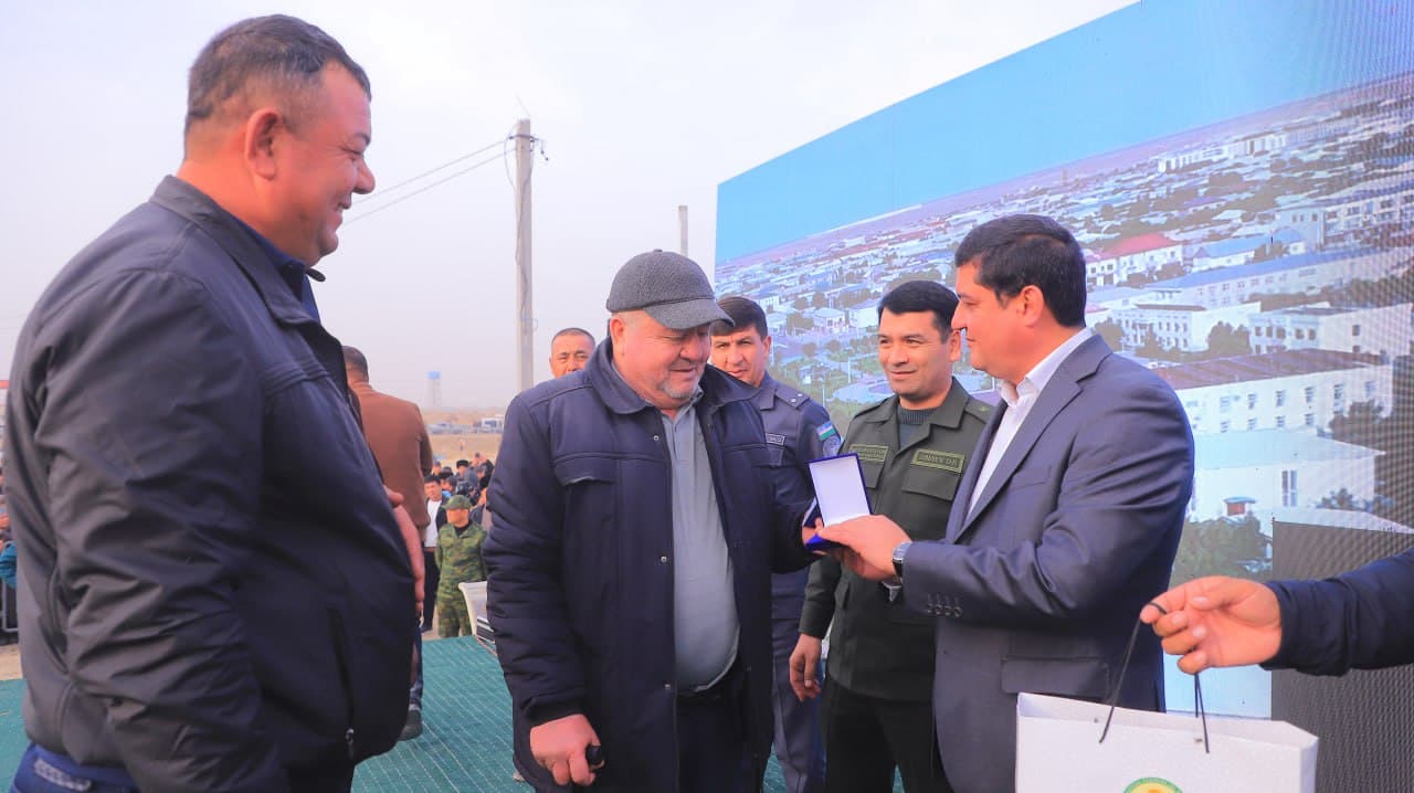 Қоракўлдаги "ҳосил байрами"да илғор теримчига "Дамас" берилди