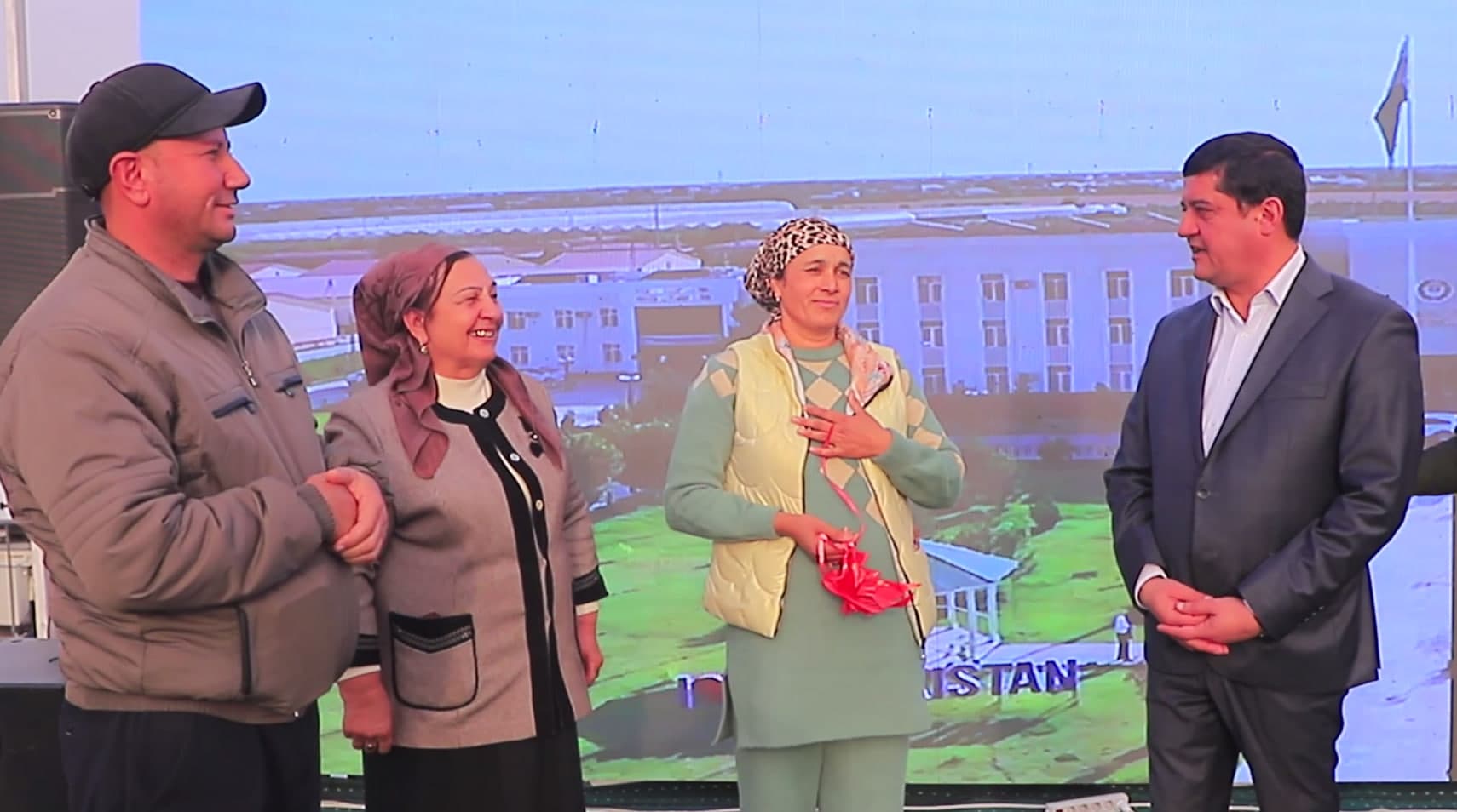 Қоракўлдаги "ҳосил байрами"да илғор теримчига "Дамас" берилди