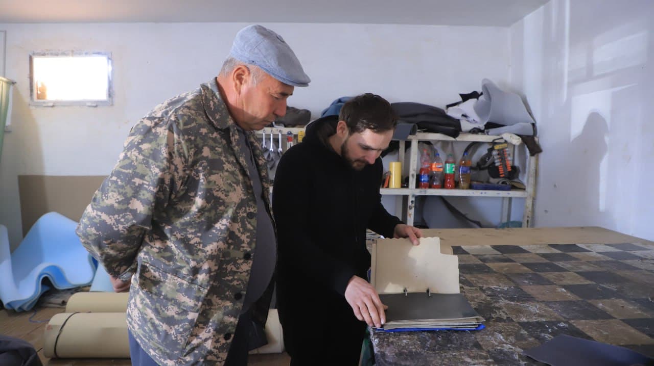 Qorakoʻl: Ruslan Shahriyev avtomobillarga gʻilof, toʻshamalar tikish sexini yuritmoqda