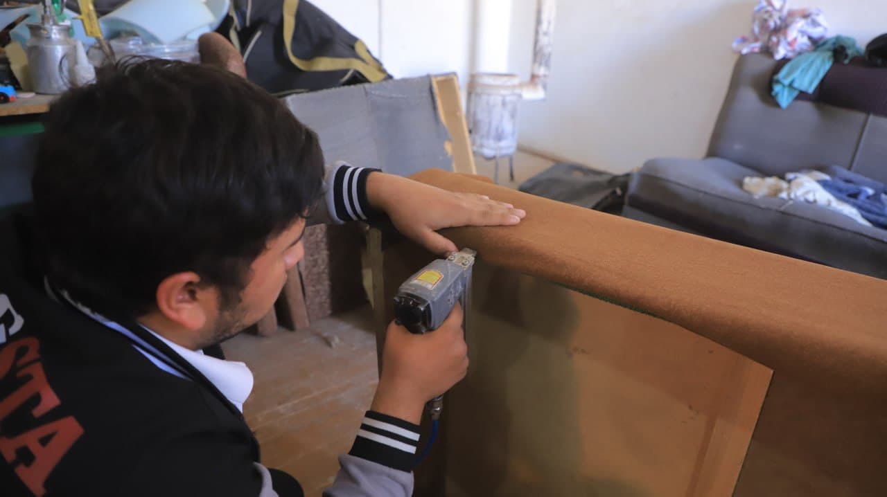 Qorakoʻl: Ruslan Shahriyev avtomobillarga gʻilof, toʻshamalar tikish sexini yuritmoqda