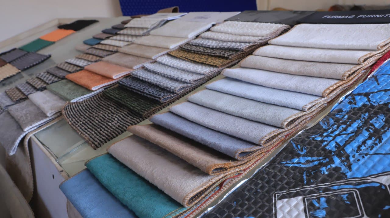 Qorakoʻl: Ruslan Shahriyev avtomobillarga gʻilof, toʻshamalar tikish sexini yuritmoqda