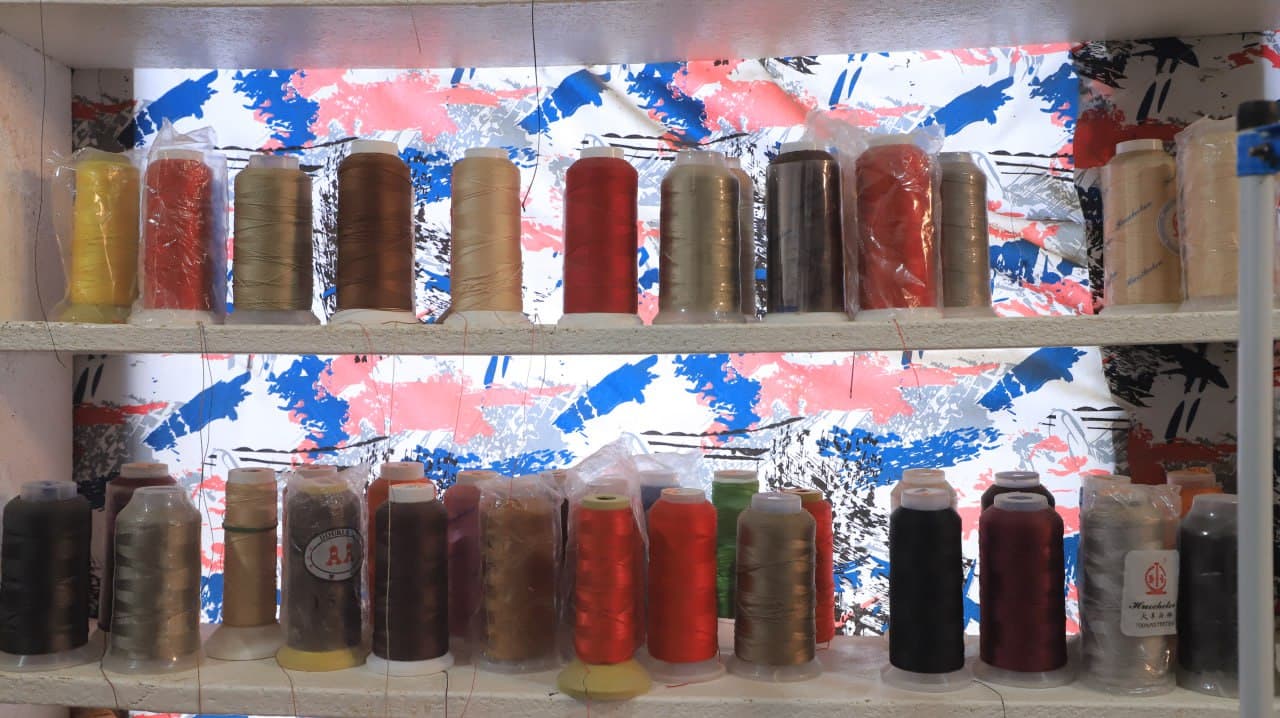 Qorakoʻl: Ruslan Shahriyev avtomobillarga gʻilof, toʻshamalar tikish sexini yuritmoqda