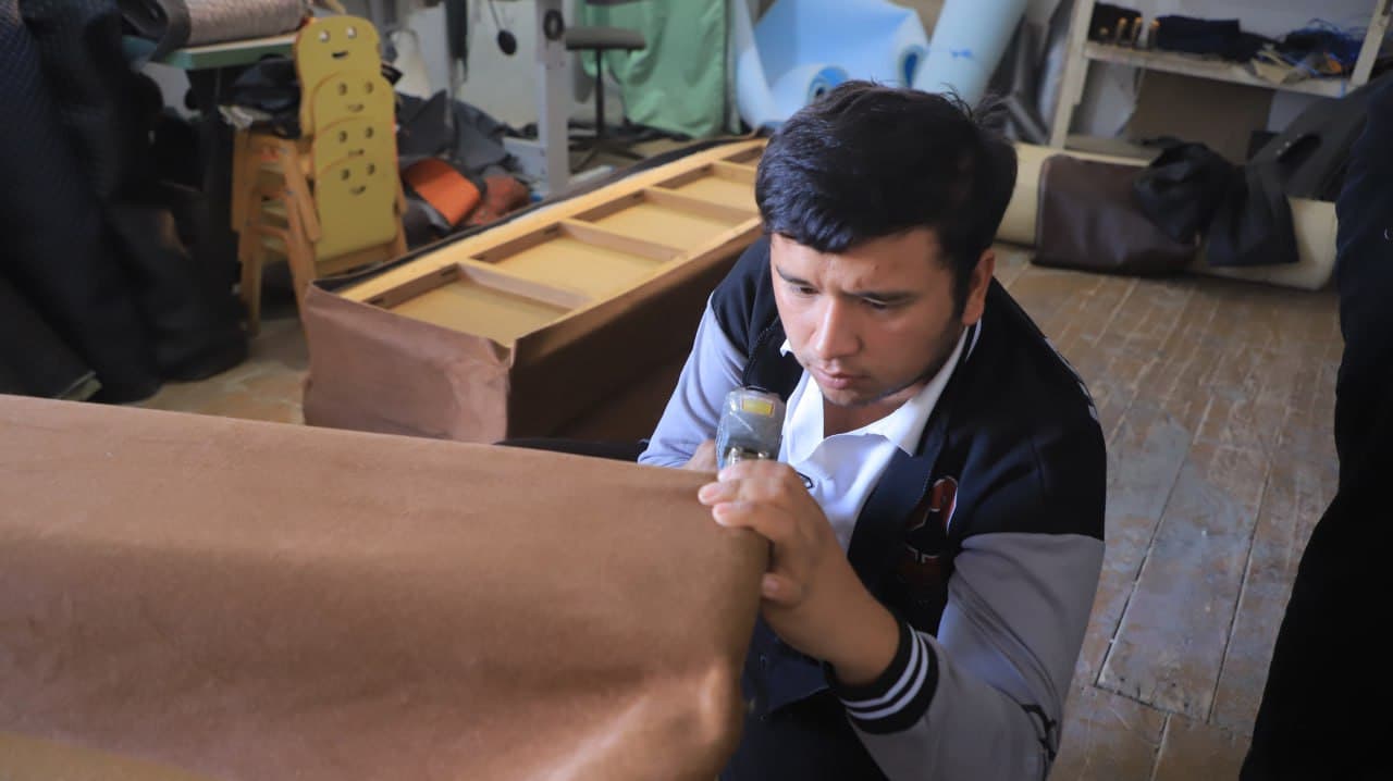 Qorakoʻl: Ruslan Shahriyev avtomobillarga gʻilof, toʻshamalar tikish sexini yuritmoqda