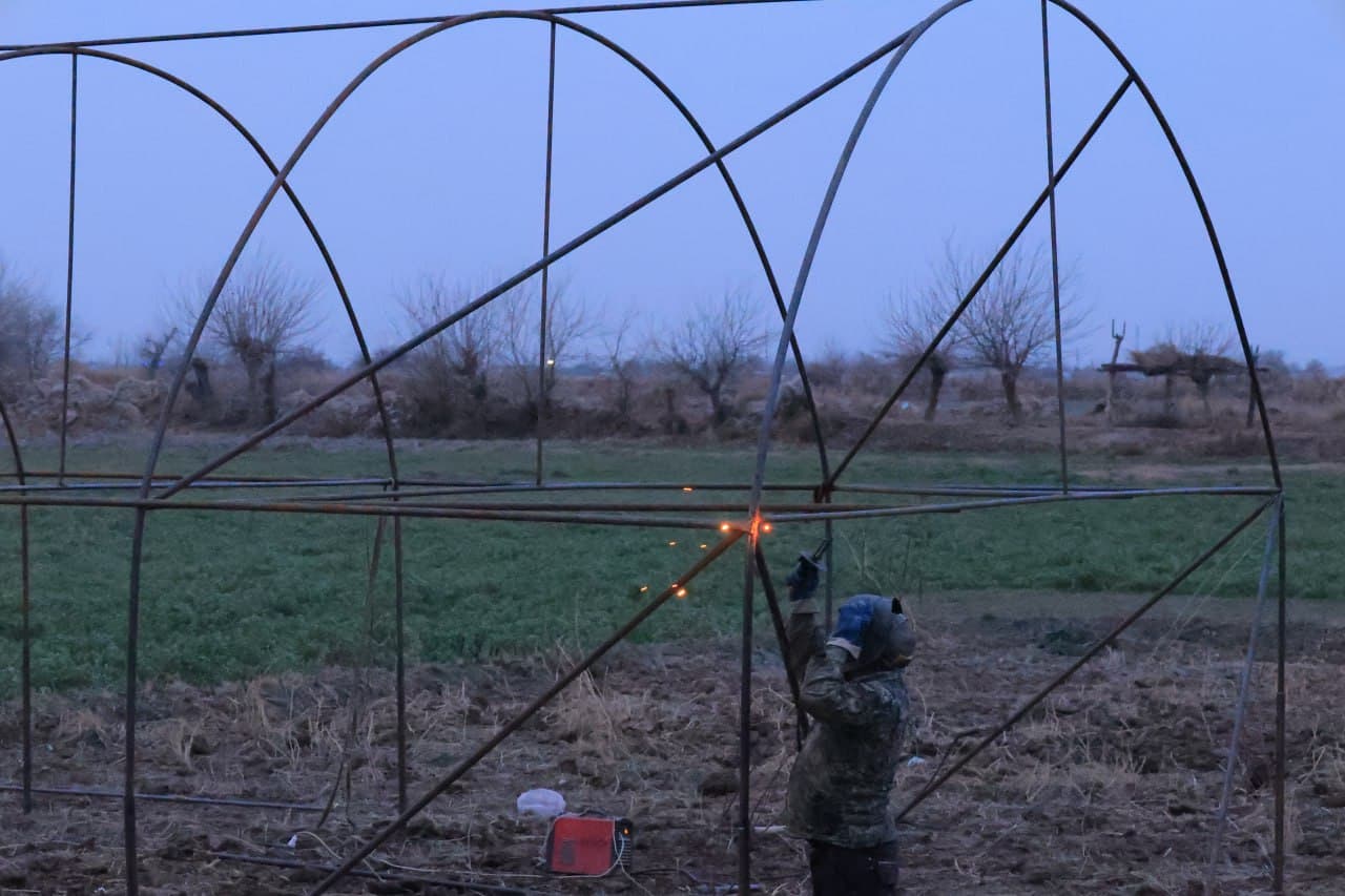 Kogon: “Bir kontur — bir mahsulot” tamoyili asosida yana 34 ta xonadonga issiqxona qurib berilmoqda