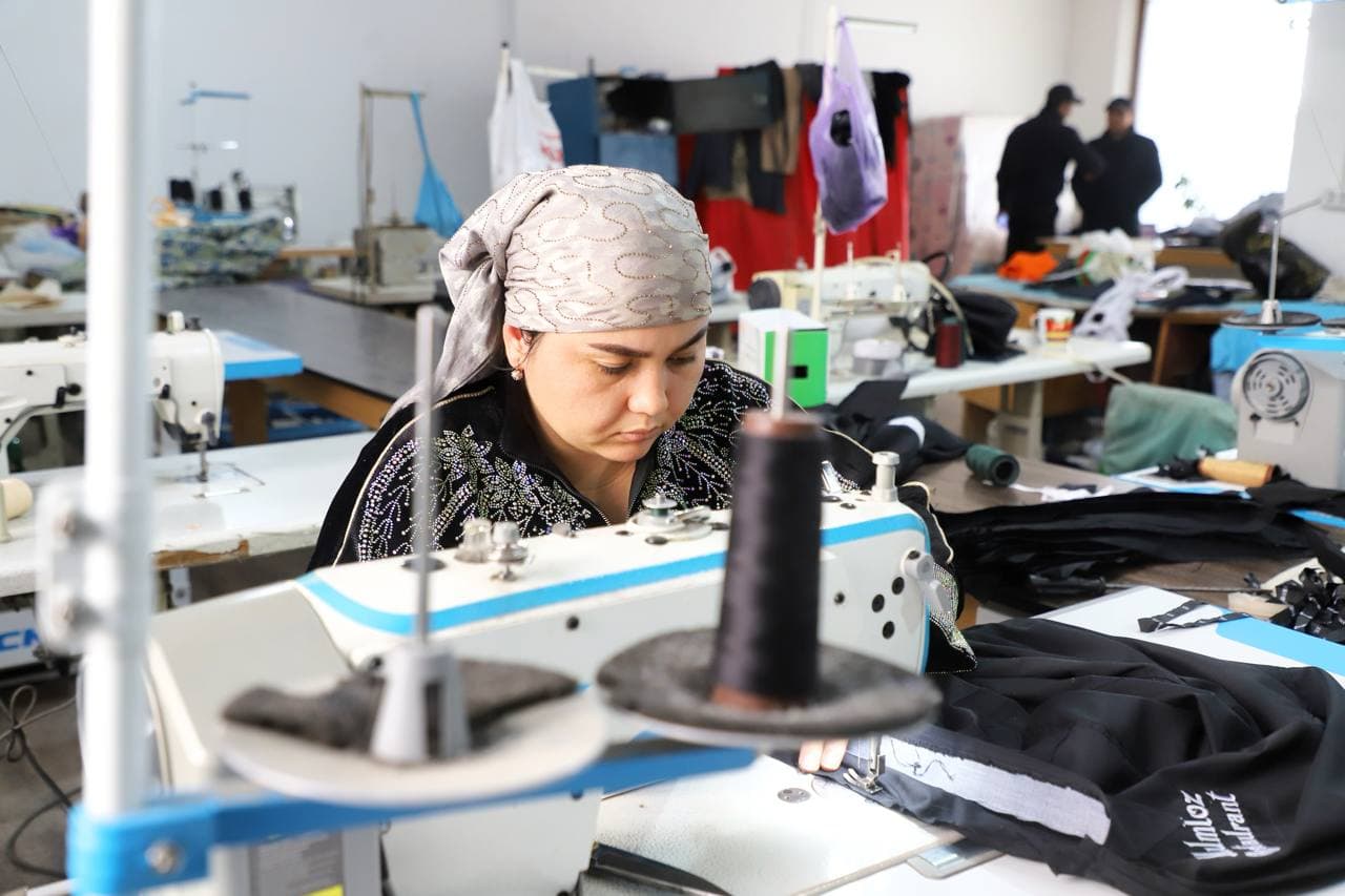 Buxoro tumani: “Zarmanoq” mahallasida “Sangina Shohjahon” MCHJ xotin-qizlarni ish bilan taʼminlamoqda