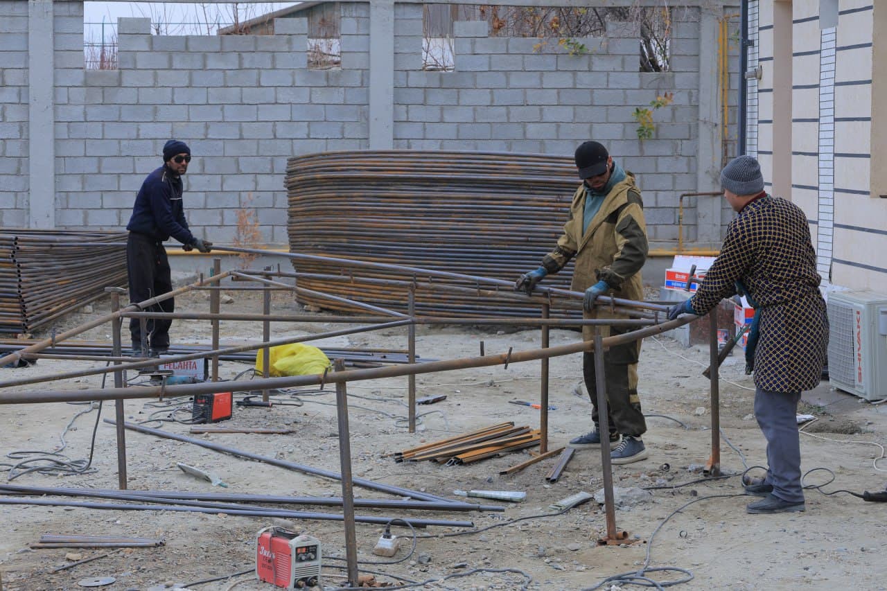 Kogon: “Bir kontur — bir mahsulot” tamoyili asosida yana 34 ta xonadonga issiqxona qurib berilmoqda