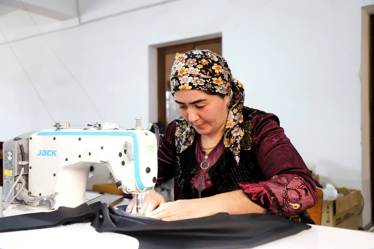 Buxoro tumani: “Zarmanoq” mahallasida “Sangina Shohjahon” MCHJ xotin-qizlarni ish bilan taʼminlamoqda