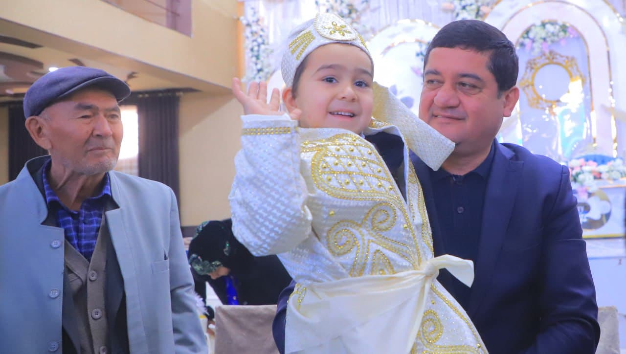 Қоракўлда 12 нафар болажоннинг суннат тўйи нишонланди