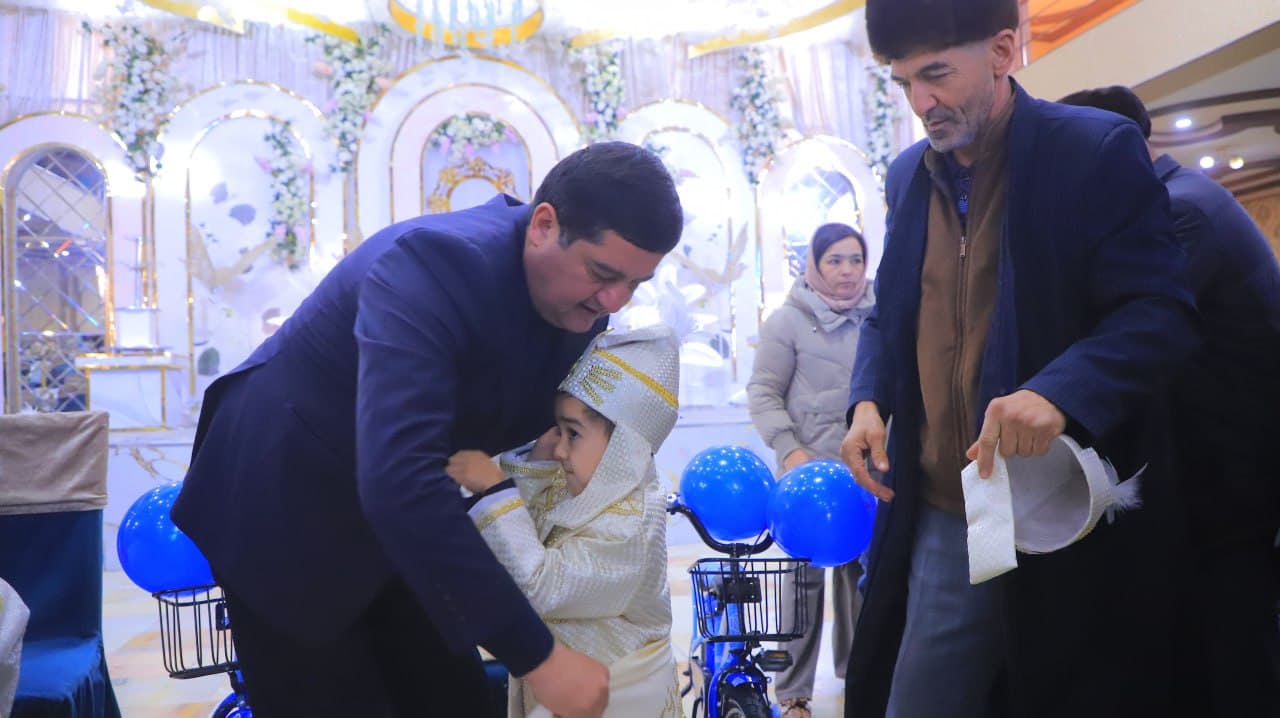 Қоракўлда 12 нафар болажоннинг суннат тўйи нишонланди