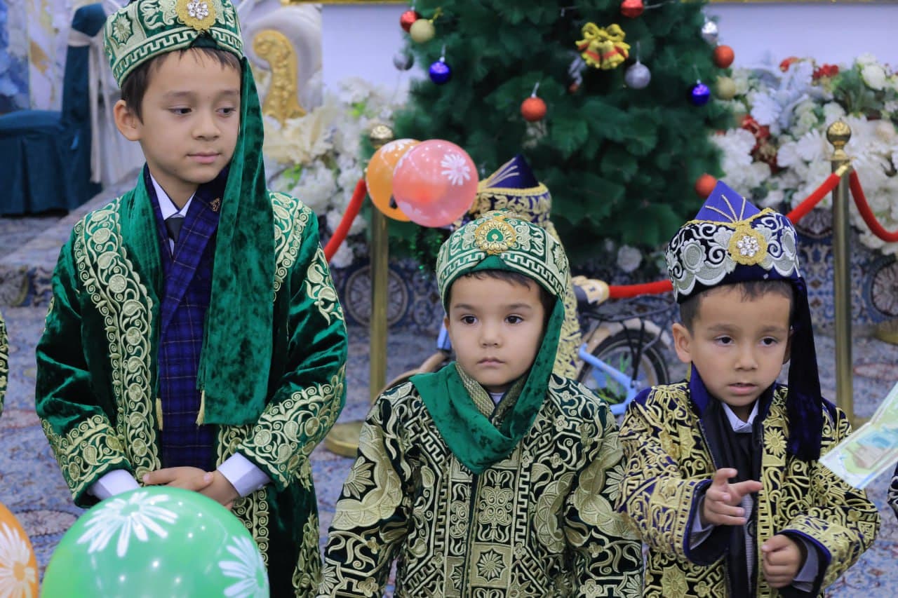 Kogon tumani: “Farzona” toʻyxonasida 10 nafar bolajonning sunnat toʻyi nishonlandi