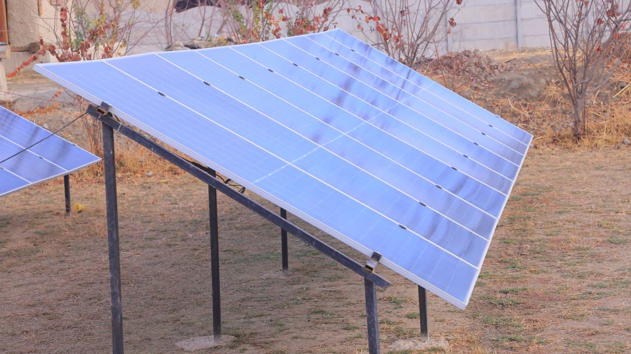 Қоракўл: Умар Болтаев ҳам ўз хонадонига қуёш панелларини ўрнатиб, оиласининг электр энергиясига бўлган эҳтиёжини тўлиқ қондириш баробарида, қўшимча даромад манбаига ҳам эга бўлмоқда
