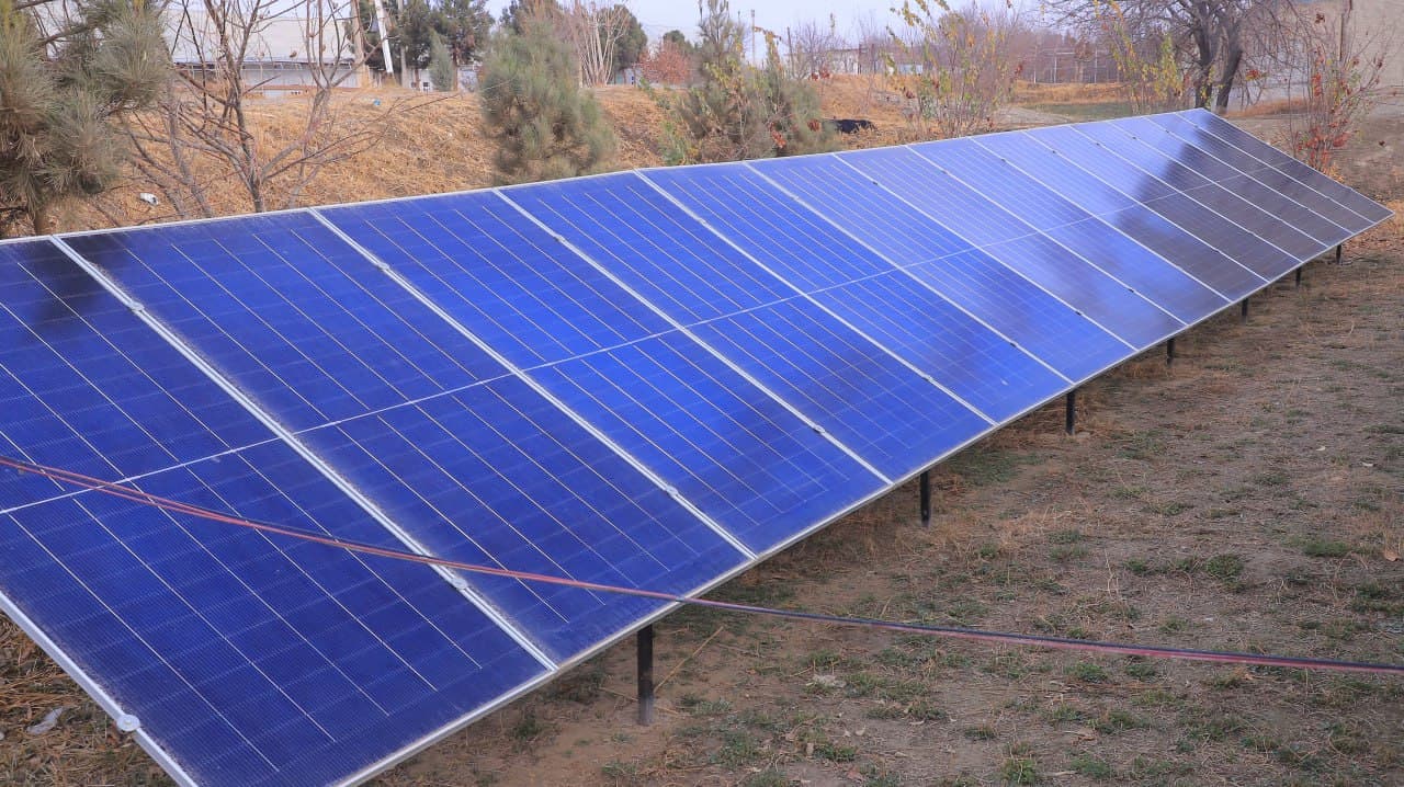Қоракўл: Умар Болтаев ҳам ўз хонадонига қуёш панелларини ўрнатиб, оиласининг электр энергиясига бўлган эҳтиёжини тўлиқ қондириш баробарида, қўшимча даромад манбаига ҳам эга бўлмоқда