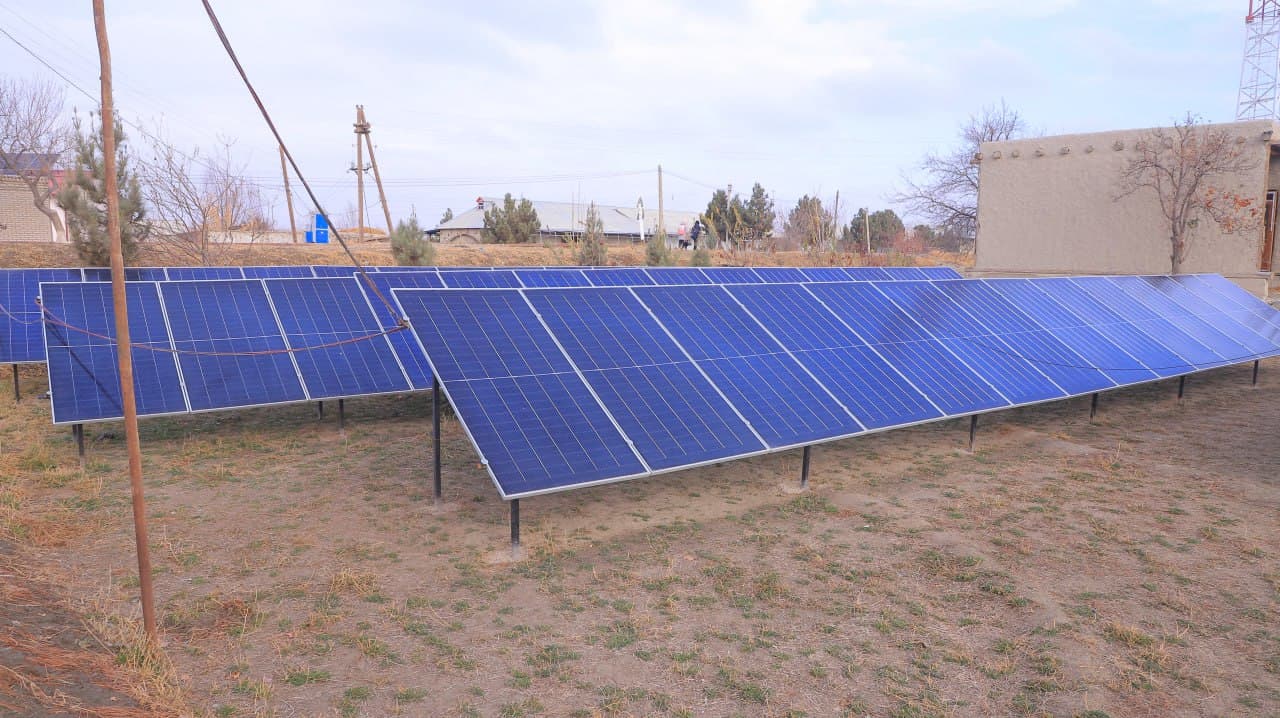 Қоракўл: Умар Болтаев ҳам ўз хонадонига қуёш панелларини ўрнатиб, оиласининг электр энергиясига бўлган эҳтиёжини тўлиқ қондириш баробарида, қўшимча даромад манбаига ҳам эга бўлмоқда