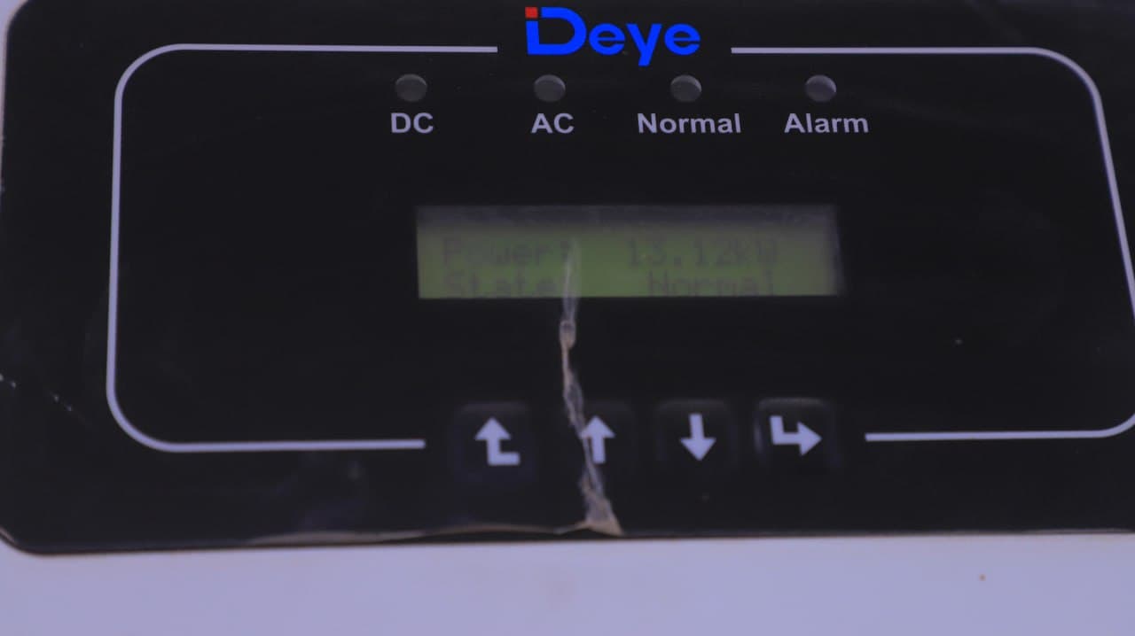 Қоракўл: Умар Болтаев ҳам ўз хонадонига қуёш панелларини ўрнатиб, оиласининг электр энергиясига бўлган эҳтиёжини тўлиқ қондириш баробарида, қўшимча даромад манбаига ҳам эга бўлмоқда