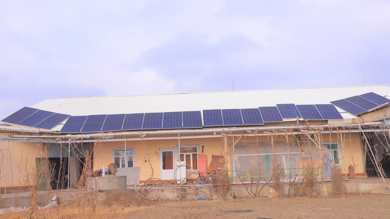 Қоракўл: Умар Болтаев ҳам ўз хонадонига қуёш панелларини ўрнатиб, оиласининг электр энергиясига бўлган эҳтиёжини тўлиқ қондириш баробарида, қўшимча даромад манбаига ҳам эга бўлмоқда