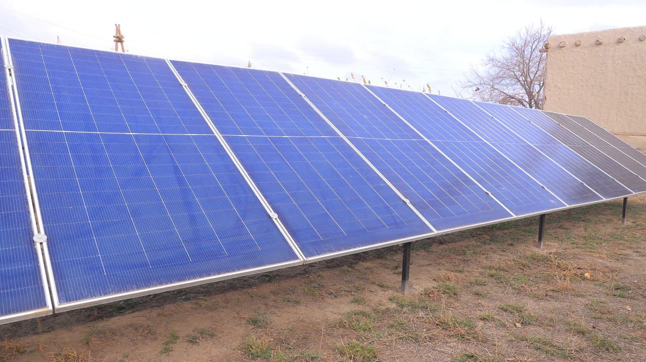 Қоракўл: Умар Болтаев ҳам ўз хонадонига қуёш панелларини ўрнатиб, оиласининг электр энергиясига бўлган эҳтиёжини тўлиқ қондириш баробарида, қўшимча даромад манбаига ҳам эга бўлмоқда