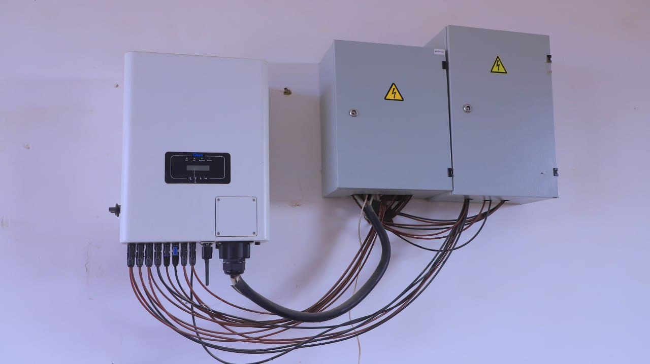 Қоракўл: Умар Болтаев ҳам ўз хонадонига қуёш панелларини ўрнатиб, оиласининг электр энергиясига бўлган эҳтиёжини тўлиқ қондириш баробарида, қўшимча даромад манбаига ҳам эга бўлмоқда