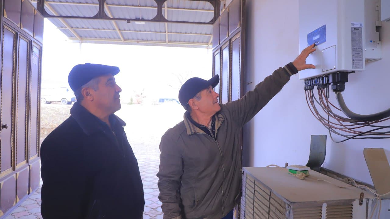 Қоракўл: Умар Болтаев ҳам ўз хонадонига қуёш панелларини ўрнатиб, оиласининг электр энергиясига бўлган эҳтиёжини тўлиқ қондириш баробарида, қўшимча даромад манбаига ҳам эга бўлмоқда