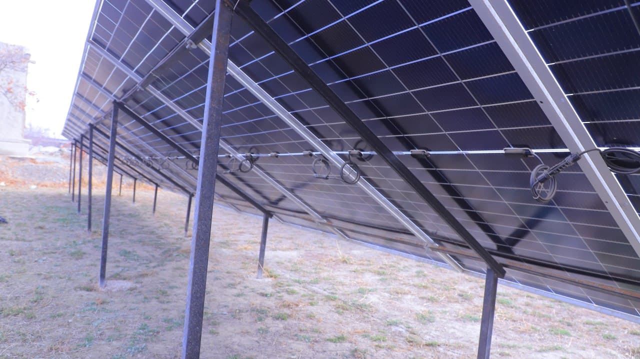 Қоракўл: Умар Болтаев ҳам ўз хонадонига қуёш панелларини ўрнатиб, оиласининг электр энергиясига бўлган эҳтиёжини тўлиқ қондириш баробарида, қўшимча даромад манбаига ҳам эга бўлмоқда