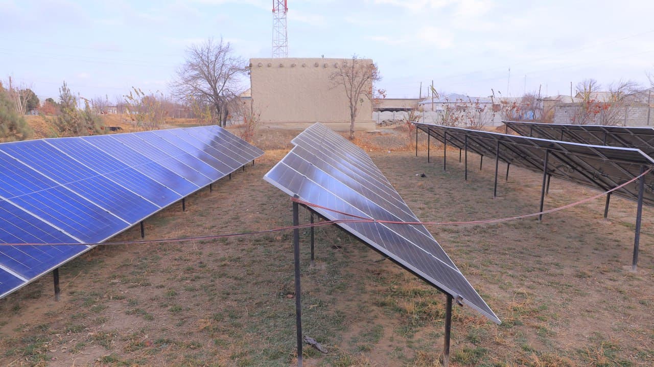 Қоракўл: Умар Болтаев ҳам ўз хонадонига қуёш панелларини ўрнатиб, оиласининг электр энергиясига бўлган эҳтиёжини тўлиқ қондириш баробарида, қўшимча даромад манбаига ҳам эга бўлмоқда