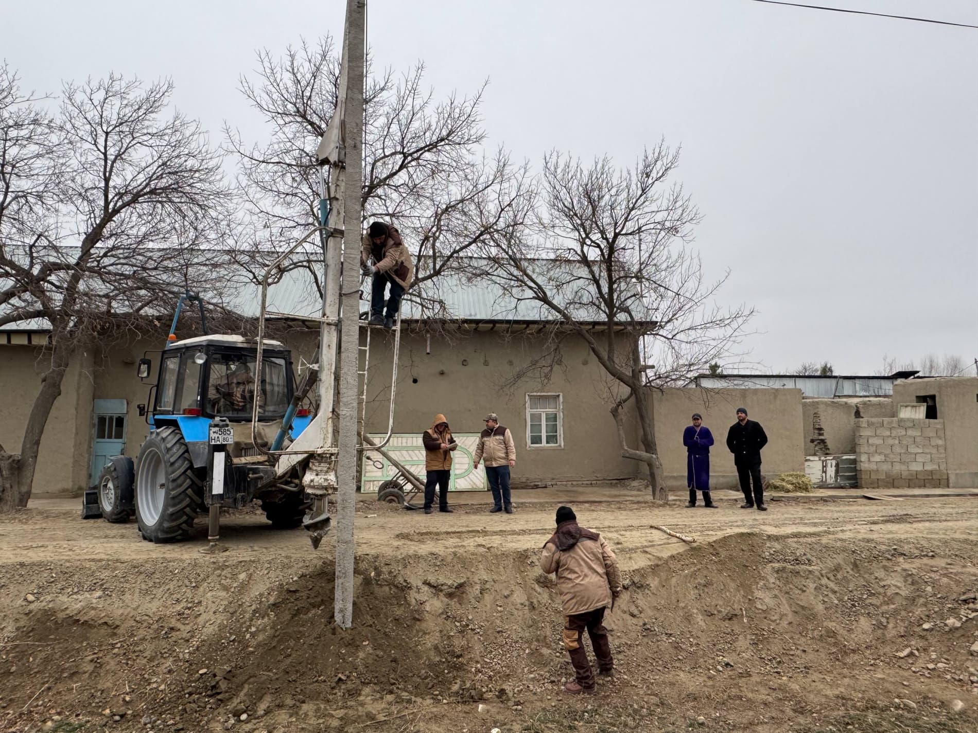 Shofirkon: “Joʻshura” va boshqa mahallalarda elektr energiyasi tarmogʻi modernizatsiya qilinmoqda