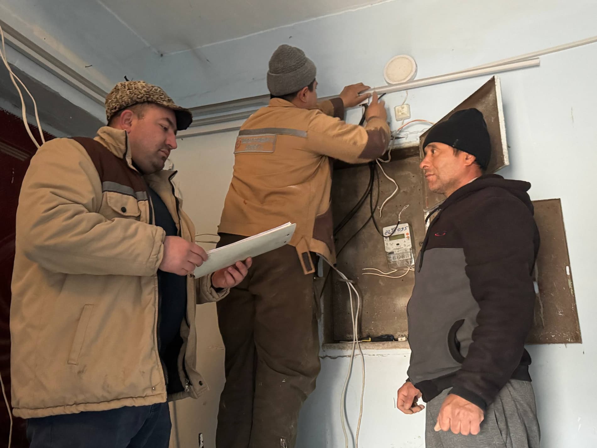 Shofirkon: “Joʻshura” va boshqa mahallalarda elektr energiyasi tarmogʻi modernizatsiya qilinmoqda