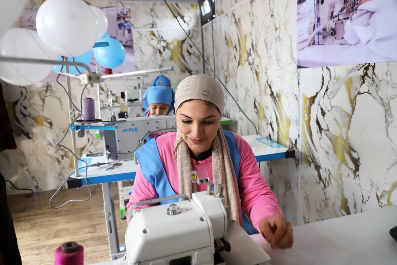 Бухоро тумани: “Маданият работ”да Моҳинур Ҳомидова тикувчилик цехини очди