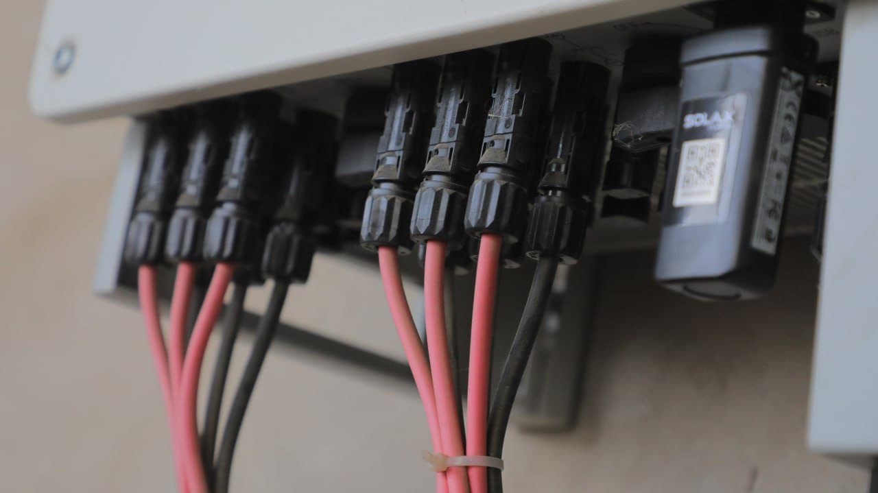 Olot: soyinqorovullik Bobonazar Qulliyev ham xonadoniga quyosh panellarini oʻrnatdi