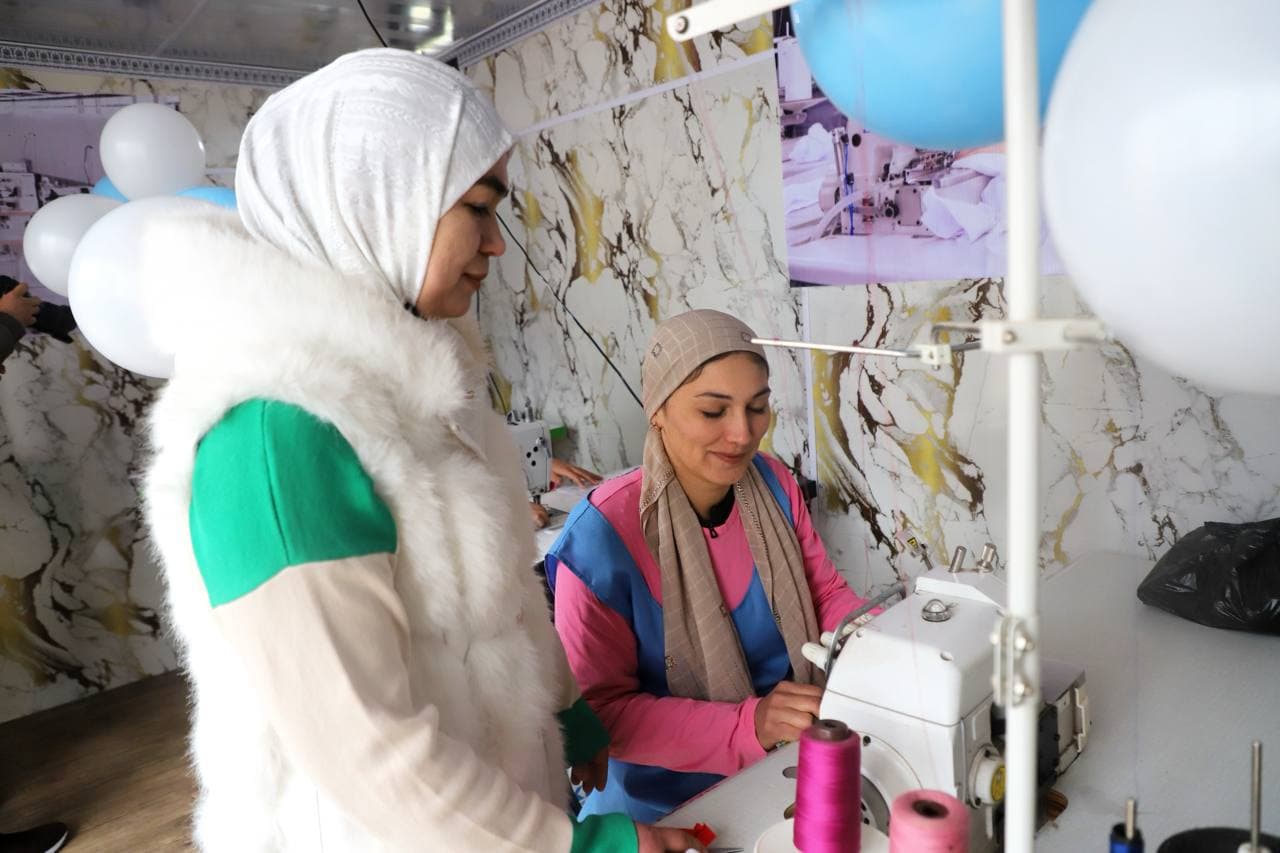 Бухоро тумани: “Маданият работ”да Моҳинур Ҳомидова тикувчилик цехини очди